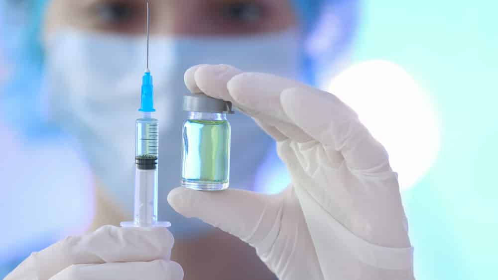 A hepatite B é conhecida por sua capacidade de transmissão por via sexual, da mãe para o bebê durante a gestação e/ou no parto e por sangue ou derivados contaminados. A vacinação para hepatite B pode representar economia para o nosso sistema de saúde.