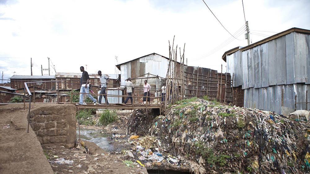 Foto de um local de pobreza com falta de saneamento básico, uma das causas principais de hepatite A.