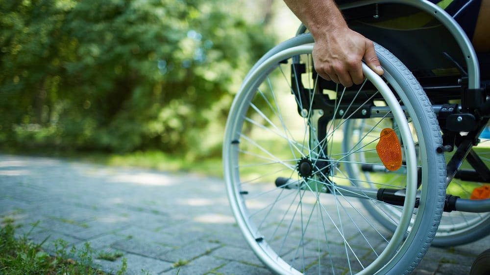 Homem com distrofia de Duchenne na cadeira de rodas