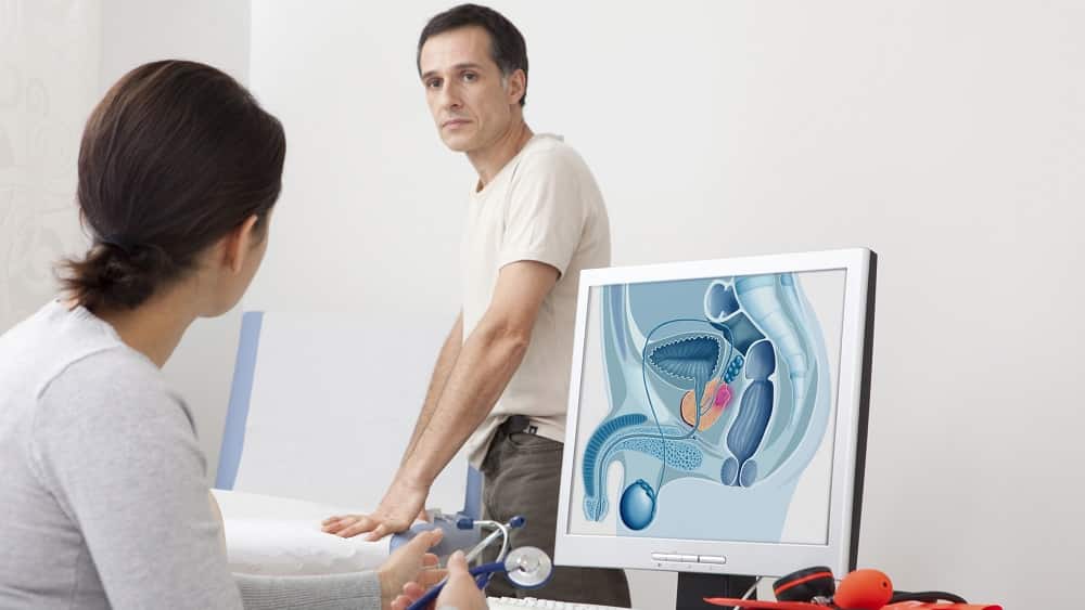 Homem em consulta médica para avaliar a próstata