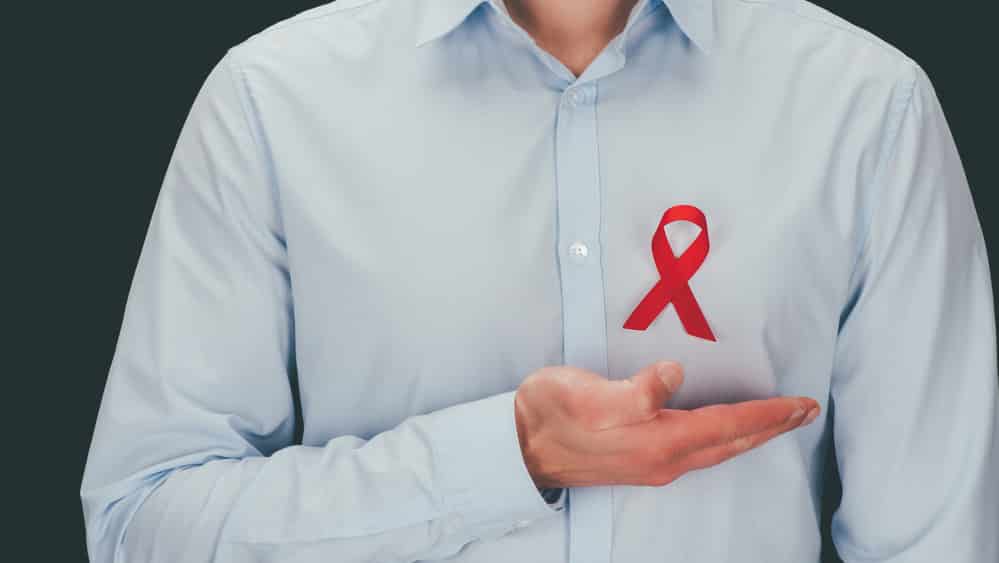Estudos revelam que homens circuncidados correm menos riscos de contraírem doenças como aids, HPV e herpes genital.