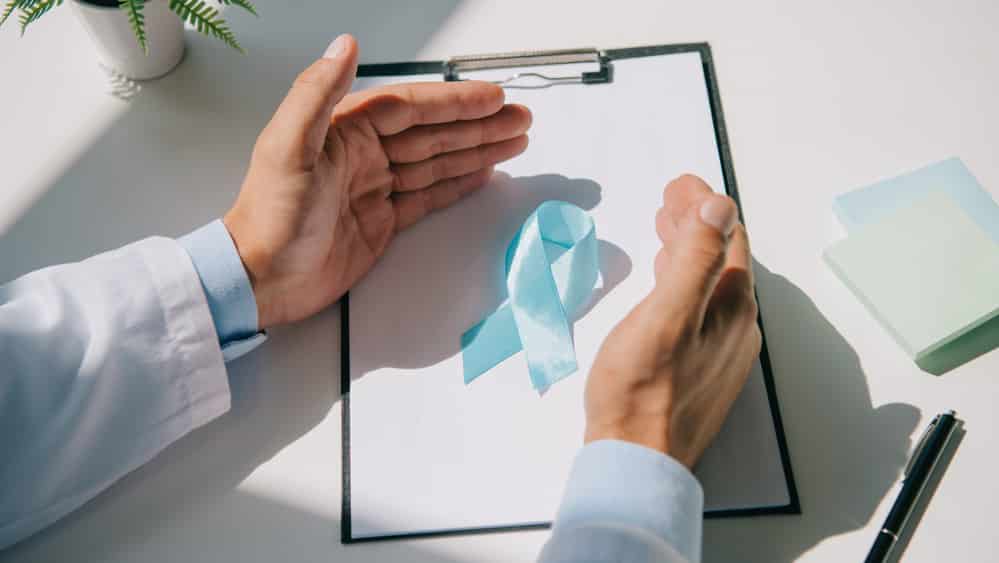 Os benefícios da aplicação de métodos de triagem (PSA e toque retal) têm provocado discussões entre os especialistas. Alguns acreditam que esses métodos não promovam necessariamente a prevenção do câncer de próstata, uma vez que perseguir o diagnóstico precoce tem pequeno impacto na redução da mortalidade.
