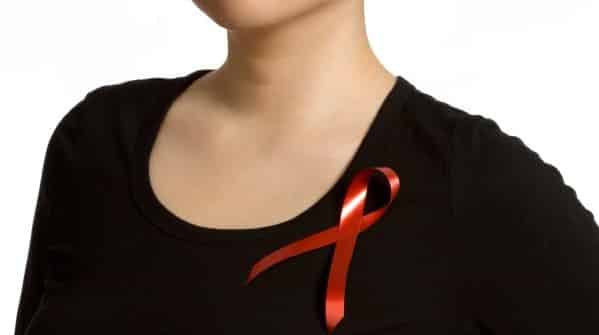 O dilema das mulheres diante do vírus da aids | Artigo mulher segurando fita vermelha, símbolo da luta contra a aids. veja artigo sobre mulheres e aids