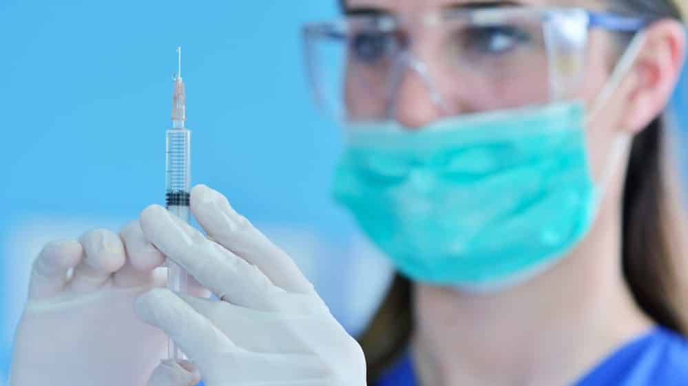 médica prepara seringa com medicamento. Procedimentos sem anestesia ainda são comuns