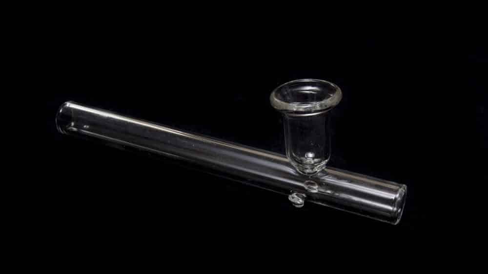 cachimbo de vidro usado para fumar crack