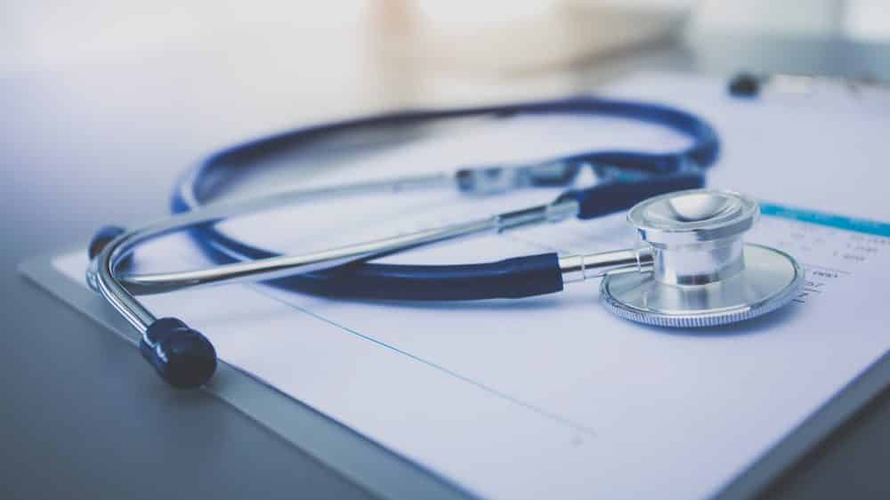 estetoscópio sobre prancheta. leia artigo sobre médicos e planos de saúde