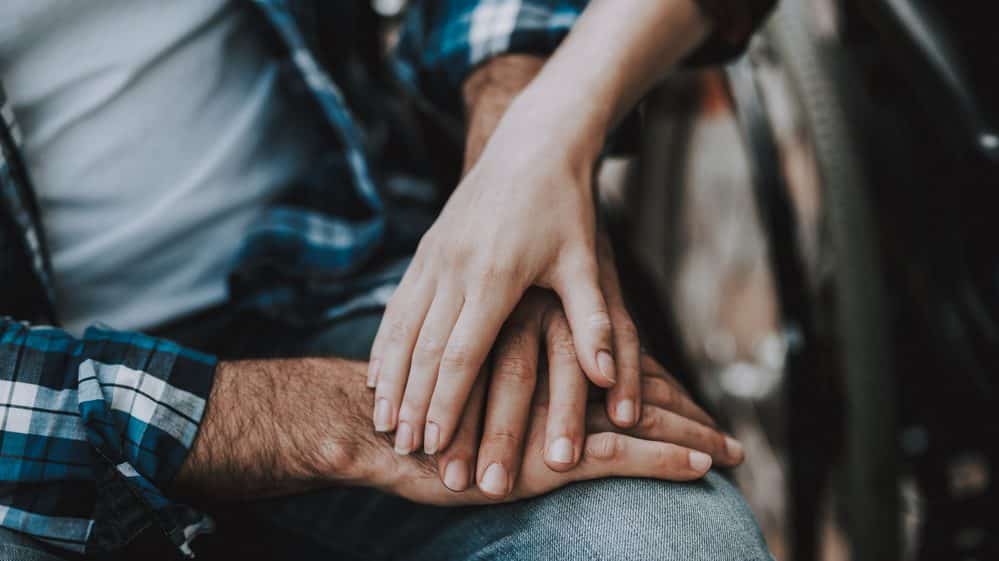 close de mão de casal dadas. razões genéticas da monogamia podem ser questionadas