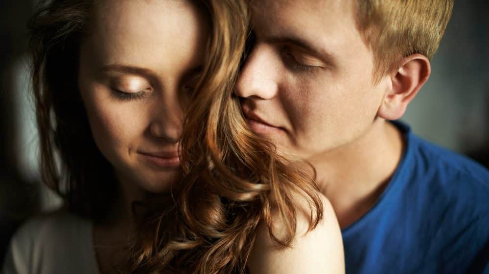 casal de olhos fechados. olfato e sexualidade têm relação