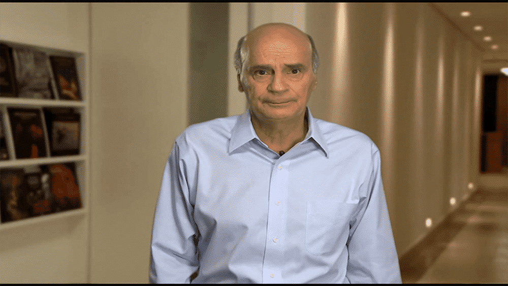 Drauzio Varella de pé em um corredor