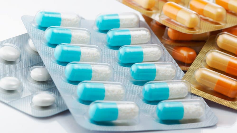 close de cartelas de comprimidos sobre fundo branco. Abstinência de antidepressivos causa sintomas desagradáveis