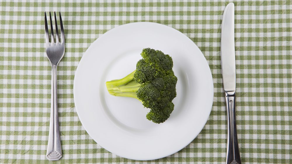 prato contendo apenas um brócoli. comer pouco pode retardar o envelhecimento