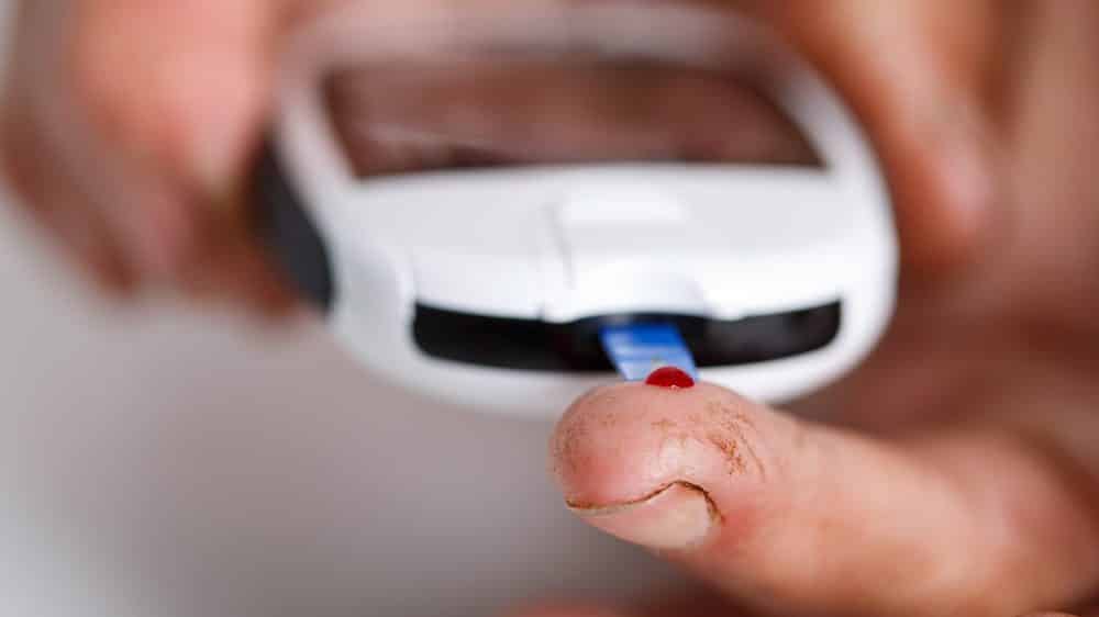 A epidemia de diabetes | Artigo close de aparelho para medir glicemia na ponta do dedo. exame detecta diabetes