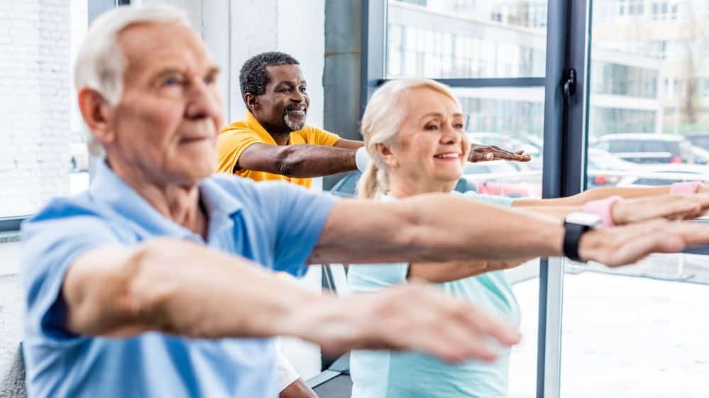 idosos praticando exercícios. Atividade física reduz risco de Alzheimer