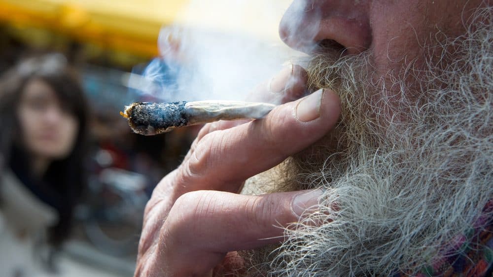 maconheiro velho fumando maconha