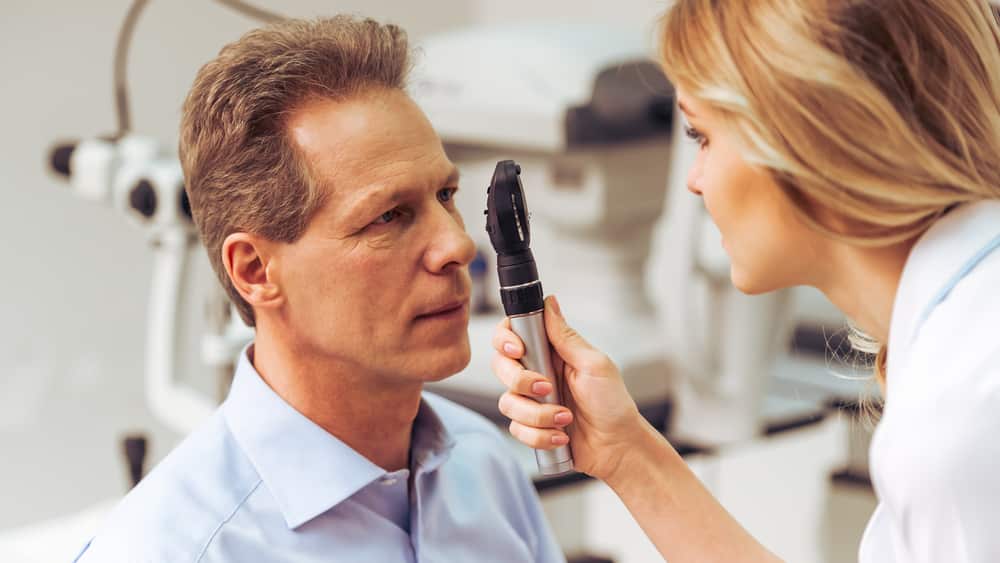 Herpes ocular é uma infecção no olho causada pelo vírus do herpes simples e possui como sintomas olho vermelho e lacrimejante, dor ocular, visão turva, ardência, fotofobia, edema e sensação de corpo estranho nos olhos.