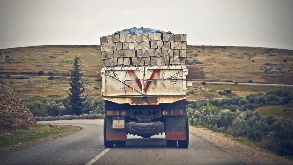 caminhão na estrada. chocar caminhão é brincadeira perigosa