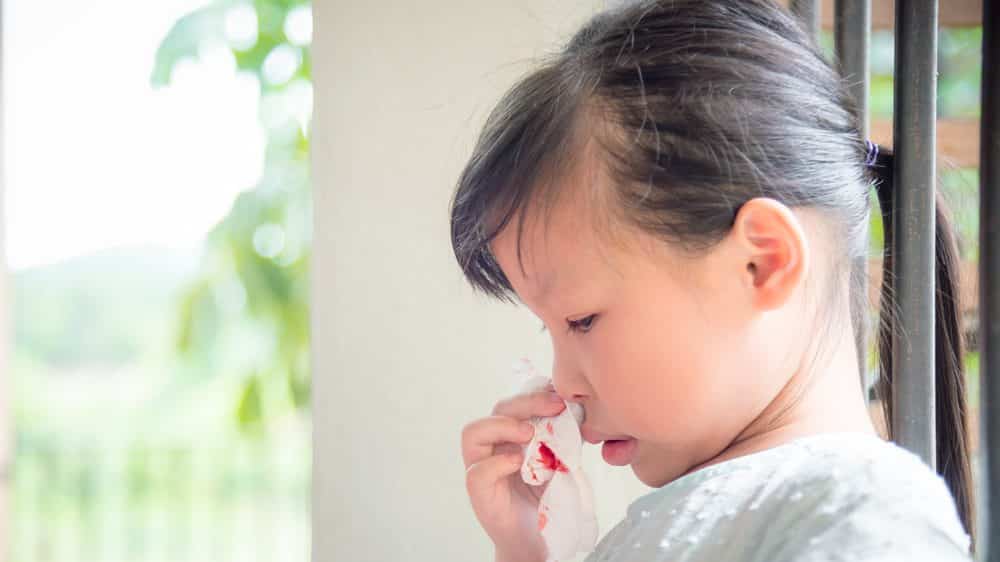 menina com sangramento nasal