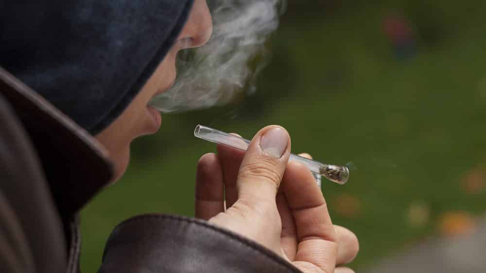 homem fuma cachimbo de crack. internação de dependentes de crack é tema controverso