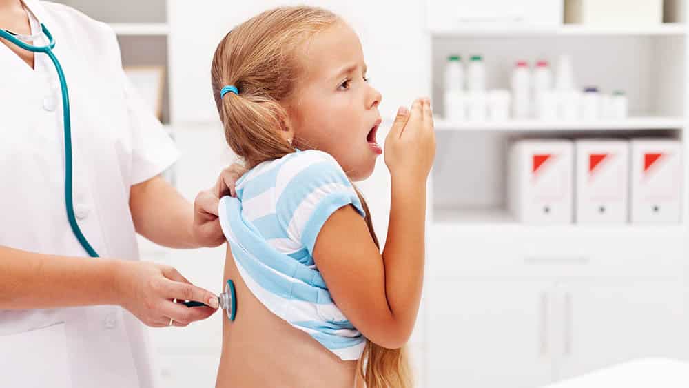Tuberculose | Entrevista Menina tossindo enquanto médica está com estetoscópio nas suas costas.