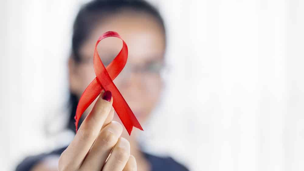 Em entrevista sobre tratamento da aids, médico especialista fala sobre os impactos e benefícios dos novos medicamentos para pacientes.