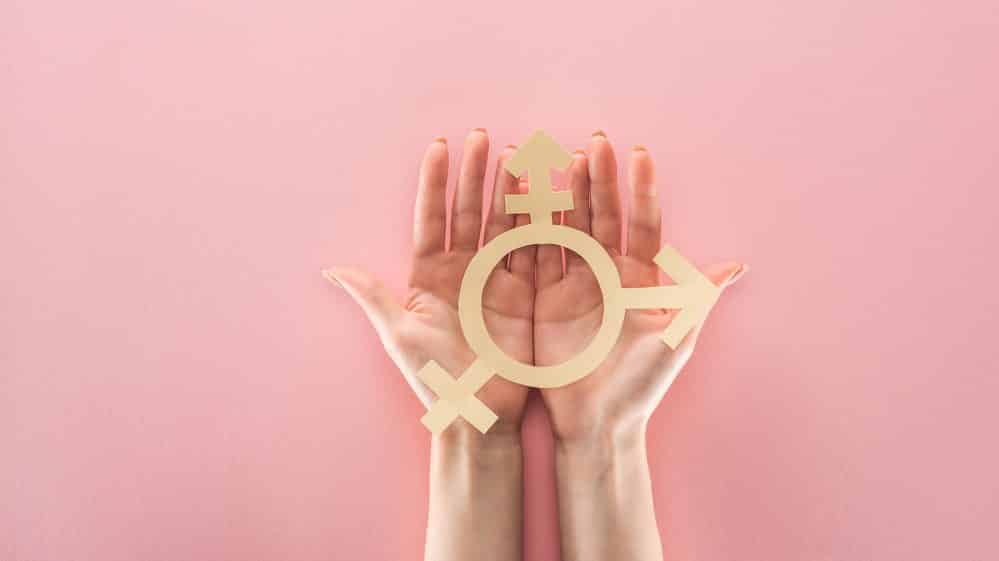 Transexuais | Artigo mão segura símbolo de transexuais