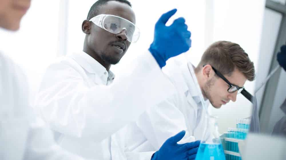 O grande salto | Artigo pesquisadores trabalham em laboratório. Evolução da medicina permitiu tratamentos com medicamentos biolõgicos