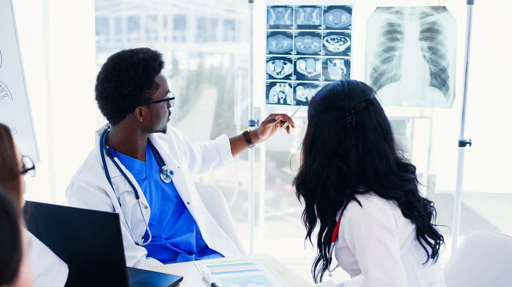 dois estudantes de medicina observam radiografia