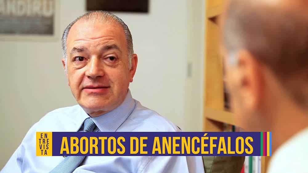 Thumbnail com o ginecologista Thomaz Golllop em entrevista sobre aborto de anencéfalos.