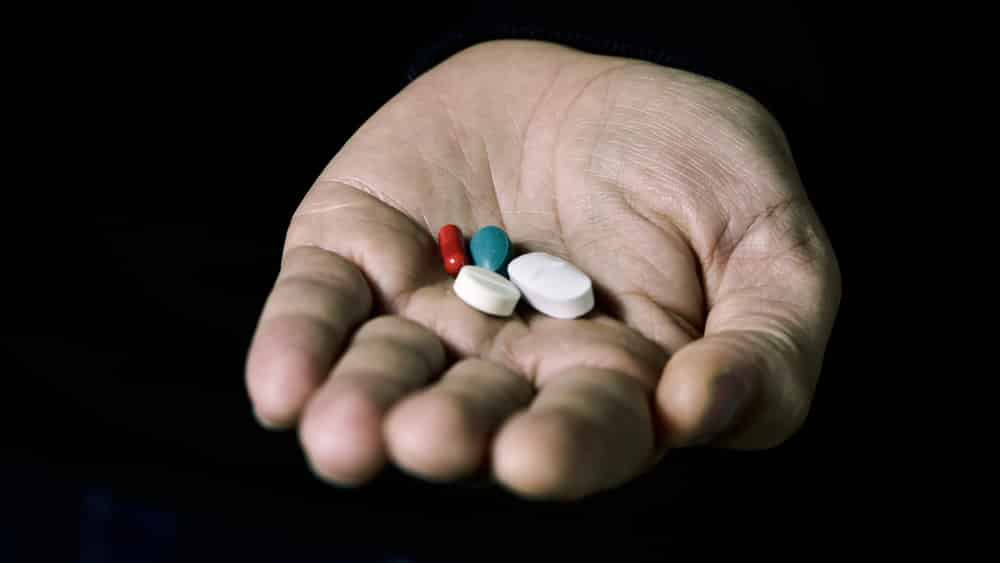 Muita gente não vê problemas em tomar um remédio por conta própria, mas riscos da automedicação podem ser graves ou até fatais.