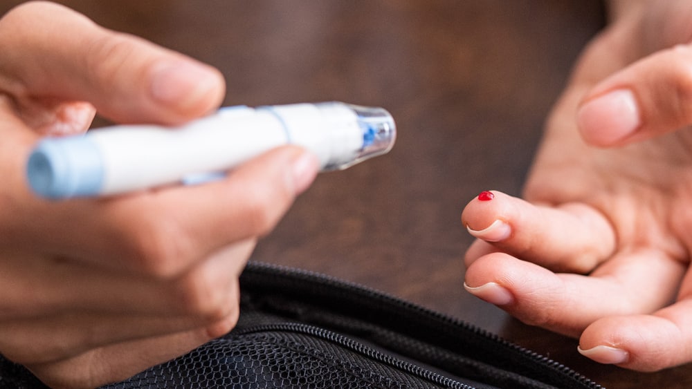A cetoacidose diabética é uma complicação aguda grave, potencialmente mortal, uma vez que a doença gera condições desfavoráveis para a realização de processos químicos pelo organismo.