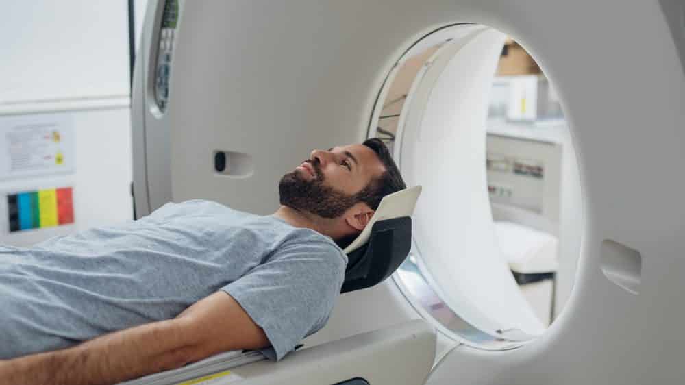 homem se submete à tomografia. Veja o risco da tomografia