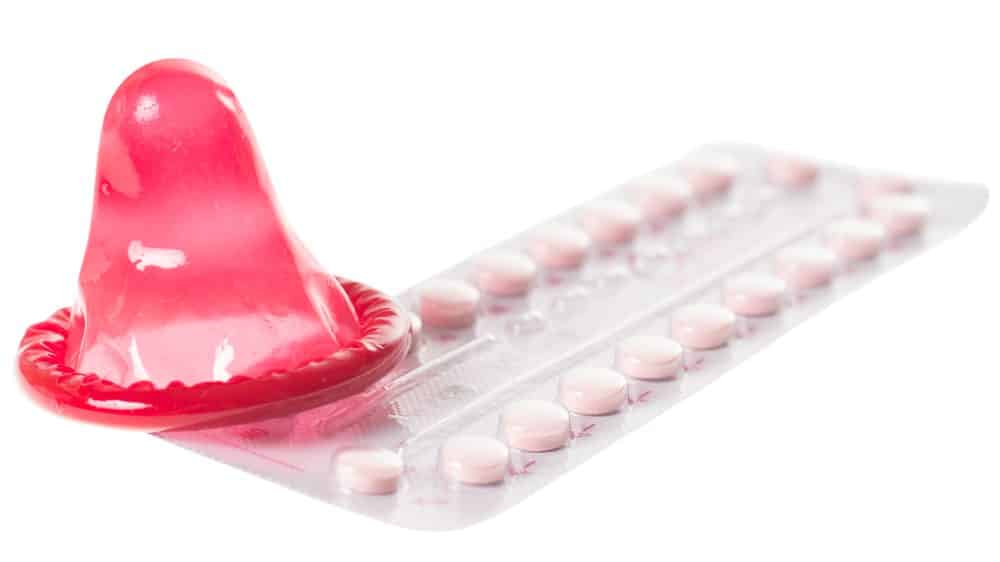 camisinha e cartela de pílula, usados na contracepção