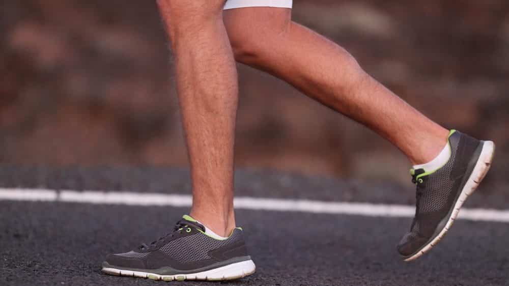 homem andando, com close nos músculos da locomoção
