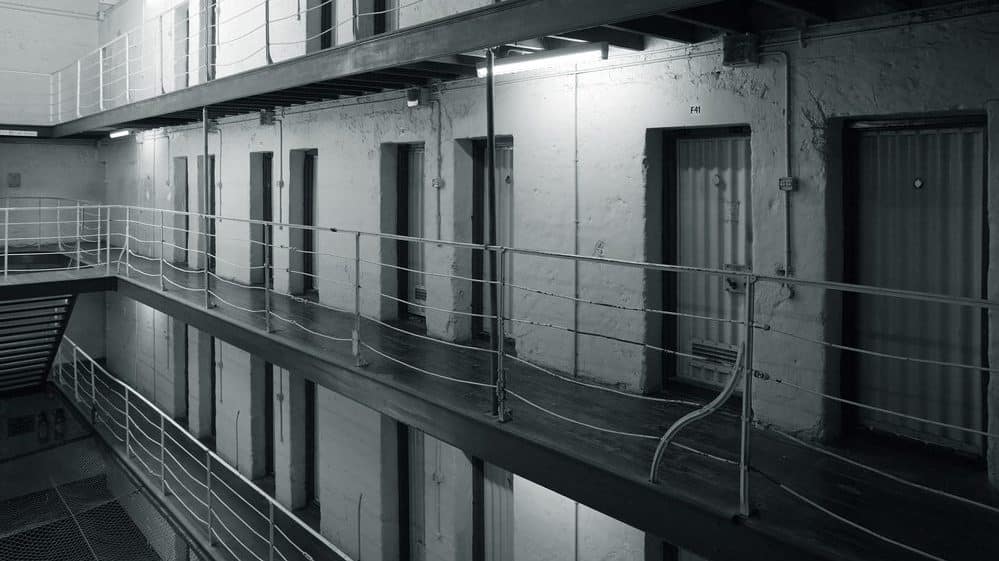 celas de presídio. superpopulação carcerária é um problema grave no Brasil
