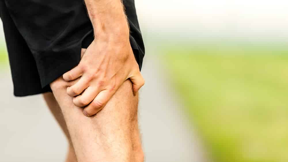 Distensão muscular ocorre quando um músculo ou tendão que se prende ao osso é submetido a um esforço que rompe fibras musculares, dando origem a inflamações locais.
