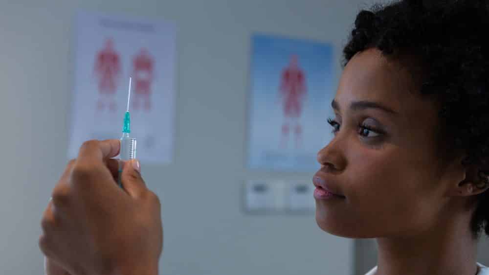 enfermeira segura seringa. aids e hepatite B caminham de mãos dadas