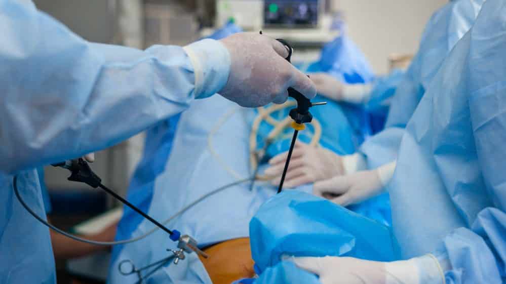 médicos operam paciente em cirurgia para diabetes