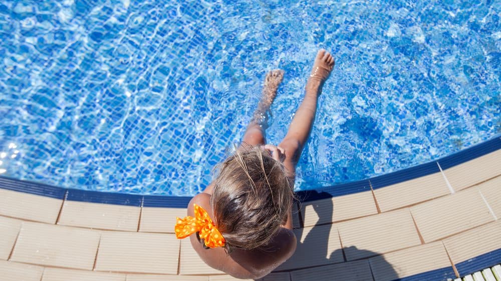 menina na beira da piscina. são milhares de mortes por afogamento todos os anos