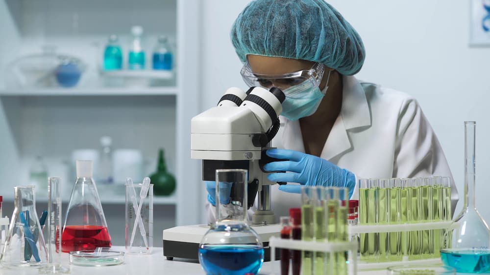 Nova forma de diagnosticar o câncer de mama | Artigo mulher analisa exame em laboratório. diagnóstico de câncer de mama evoluiu