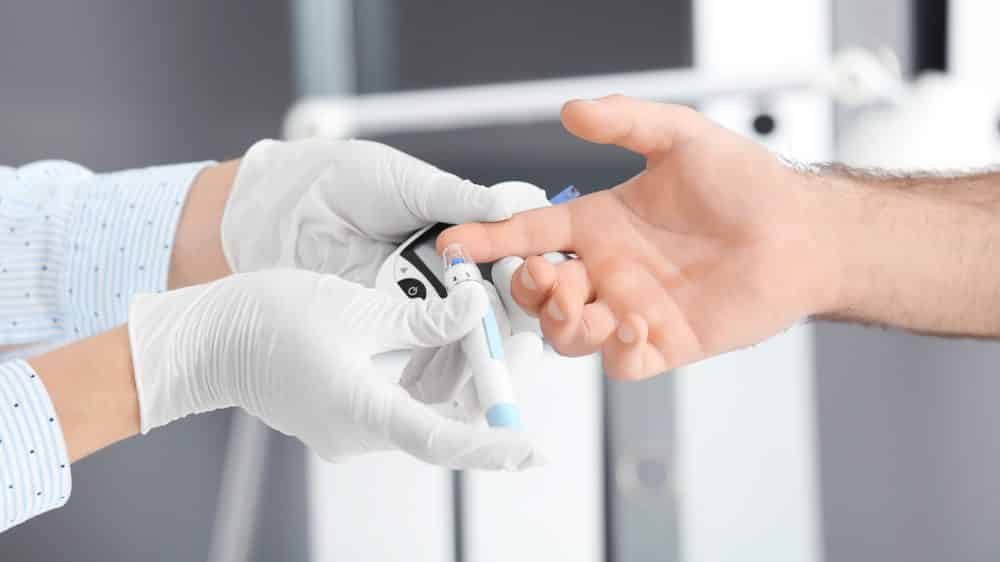 médico checa glicemia de paciente para realizar o diagnóstico de diabetes