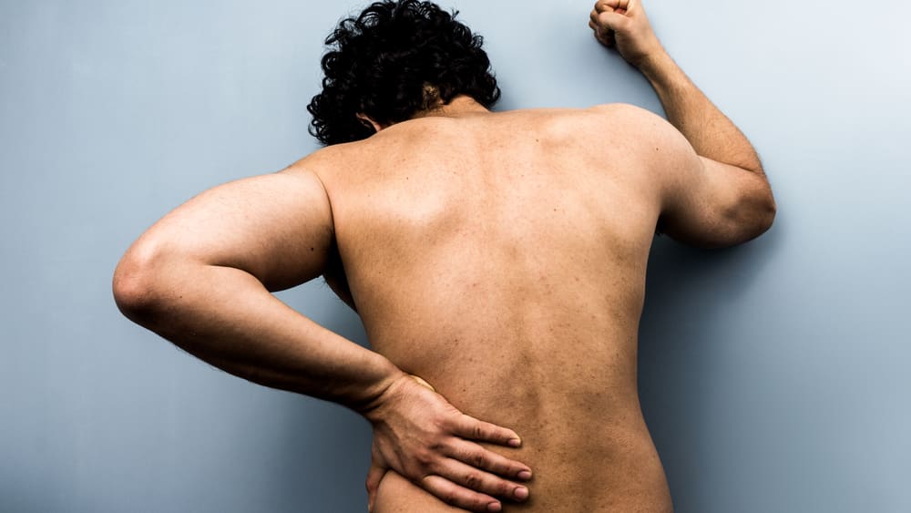 Dor ciática é provocada principalmente pela compressão, inflamação ou irritação de uma ou mais raízes nervosas que nascem na medula espinhal e vão formar o nervo ciático (ou isquiático).
