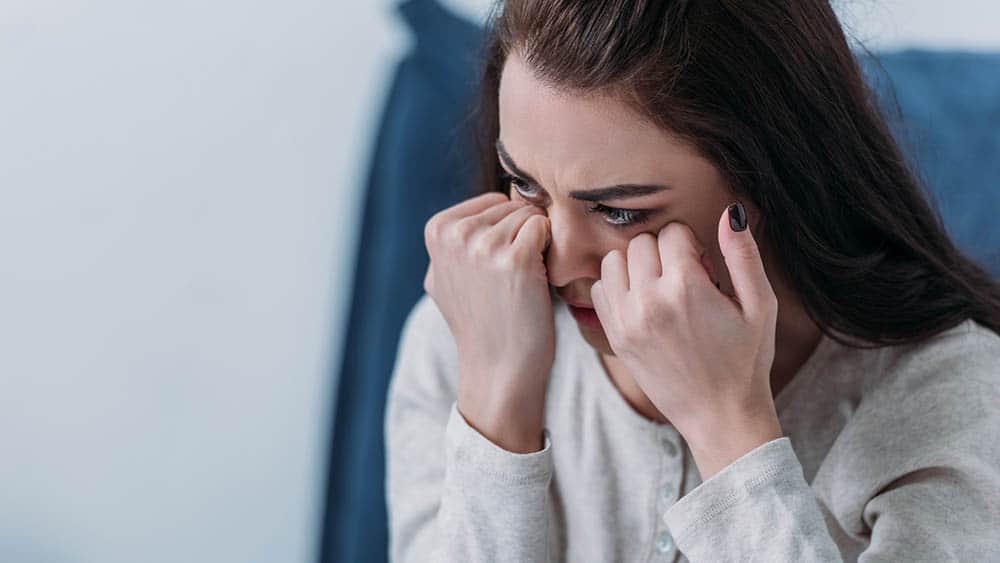 Síndrome do pânico | Entrevista Mulher com ansiedade enxugando lágrimas.