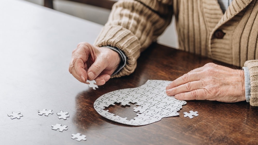 Doença de Alzheimer | Entrevista Idoso monta quebra-cabeças.