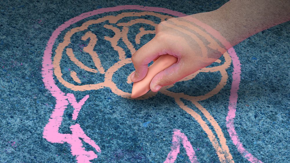 menino desenha cérebro no chão com giz. saúde mental deve ser lavada a sério.