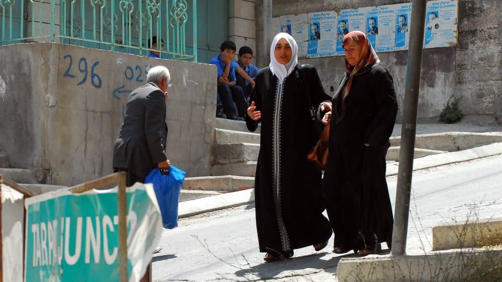 mulheres árabes em Israel caminham na rua. veja artigo sobre mulheres e guerras