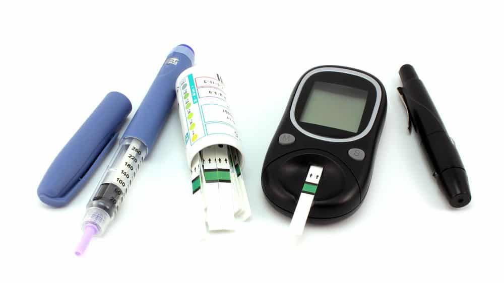 kit com insulina e medidor de glicemia, para o tratamento do diabetes