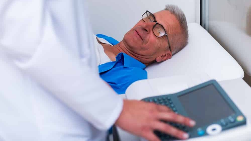 paciente idoso realiza eletrocardiograma para identificar taquicardia e bradicardia