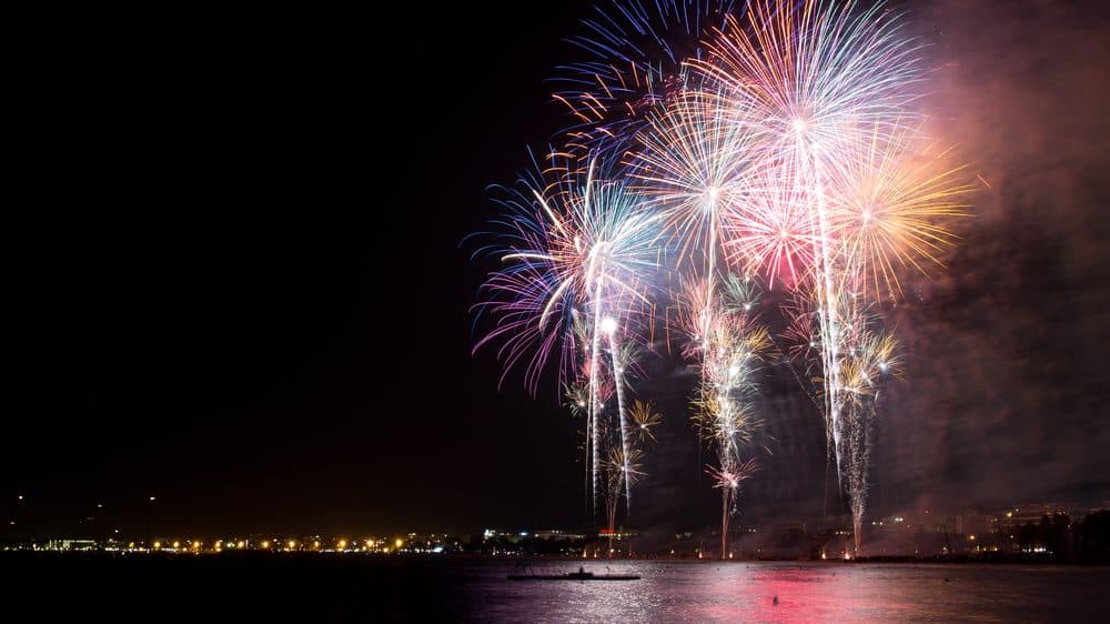 queima de fogos na praia. mensagens de fim de ano são sempre felizes