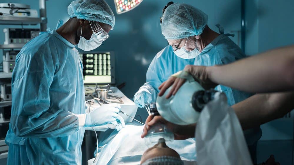 médicos operando paciente. veja a evolução da cirurgia do câncer