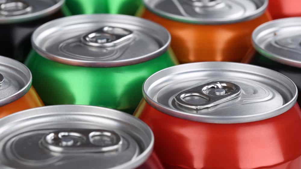 latas de refrigerantes vistas de cima. consumo de refrigerantes e obesidade estão relacionados
